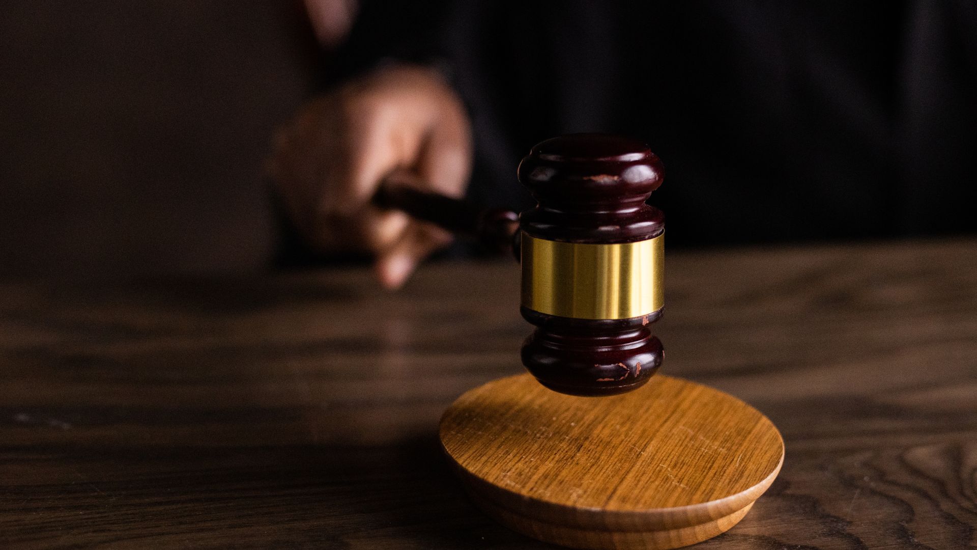 费城张姓华人男子因医疗欺诈、护照滥用与身份盗窃罪被判25个月联邦监禁，罚款及追缴近20万美元