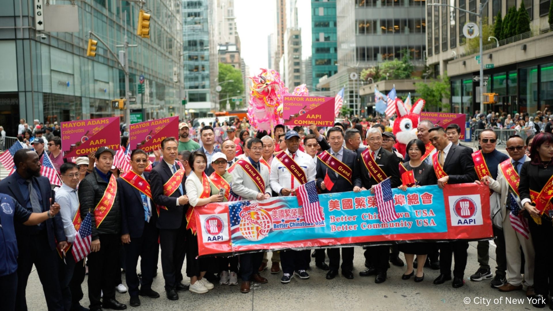 纽约市长埃里克·亚当斯与驻纽约总领事陈立出席第四届亚太裔传统文化大游行