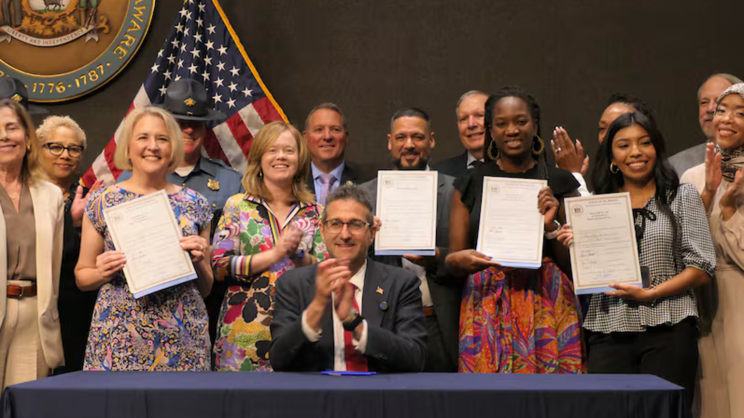 特拉华州强化移民保护：州长签署四项法案，禁止地方警察协助ICE执法