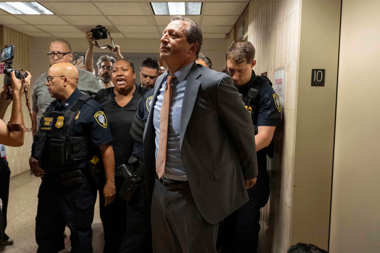 纽约抗议ICE活动引71人被捕，包括多名议员