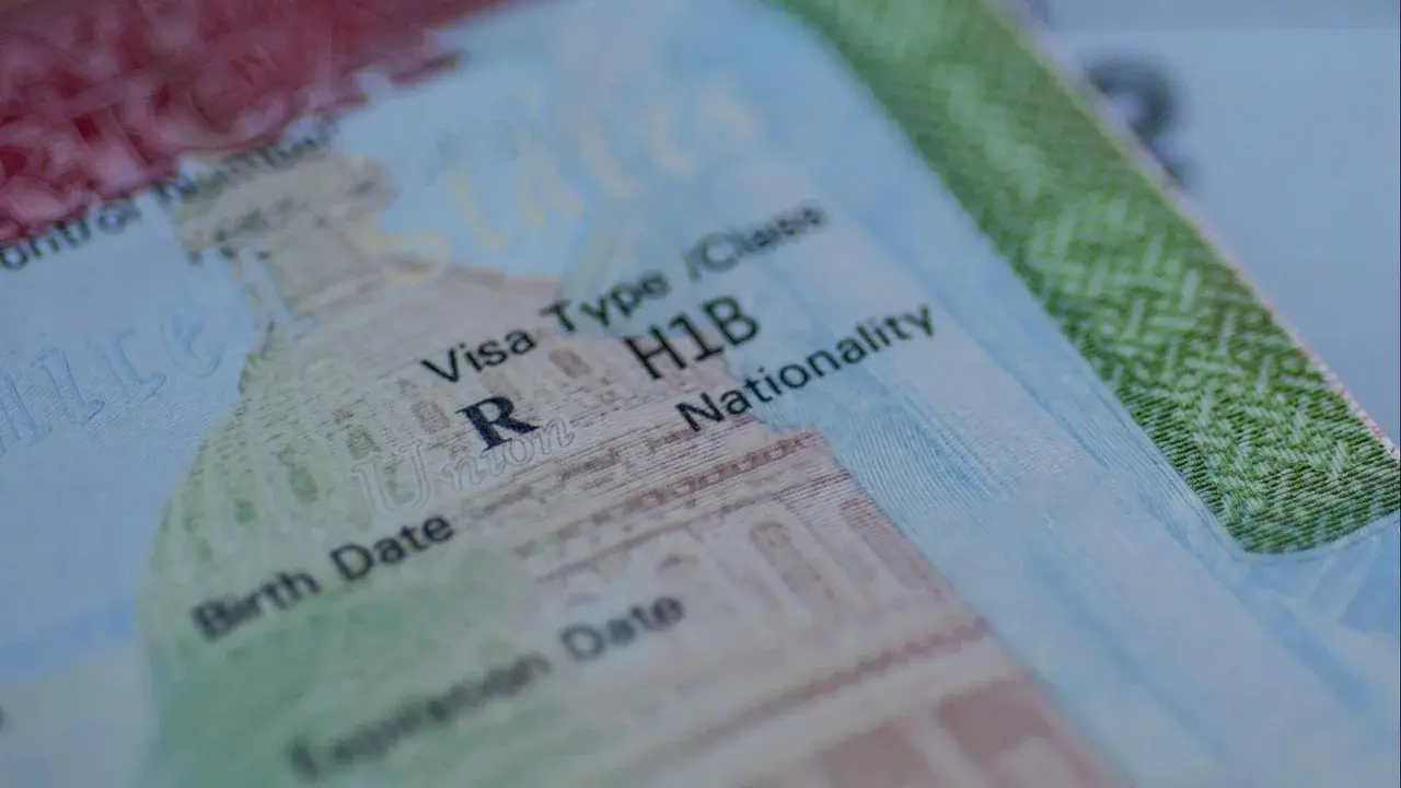 重磅！H-1B签证告别随机抽签，新规按薪资分级