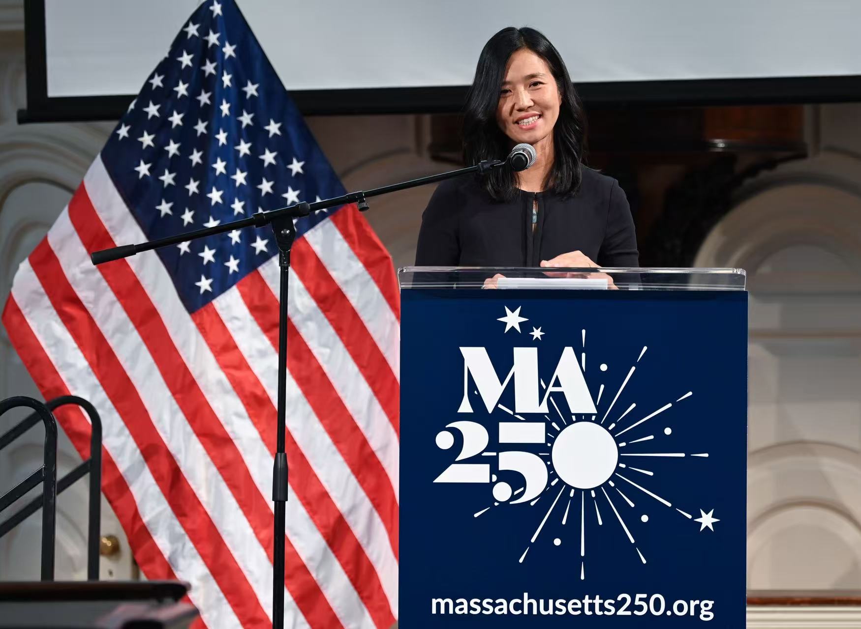 波士顿华裔女市长吴弭（Michelle Wu）顺利连任