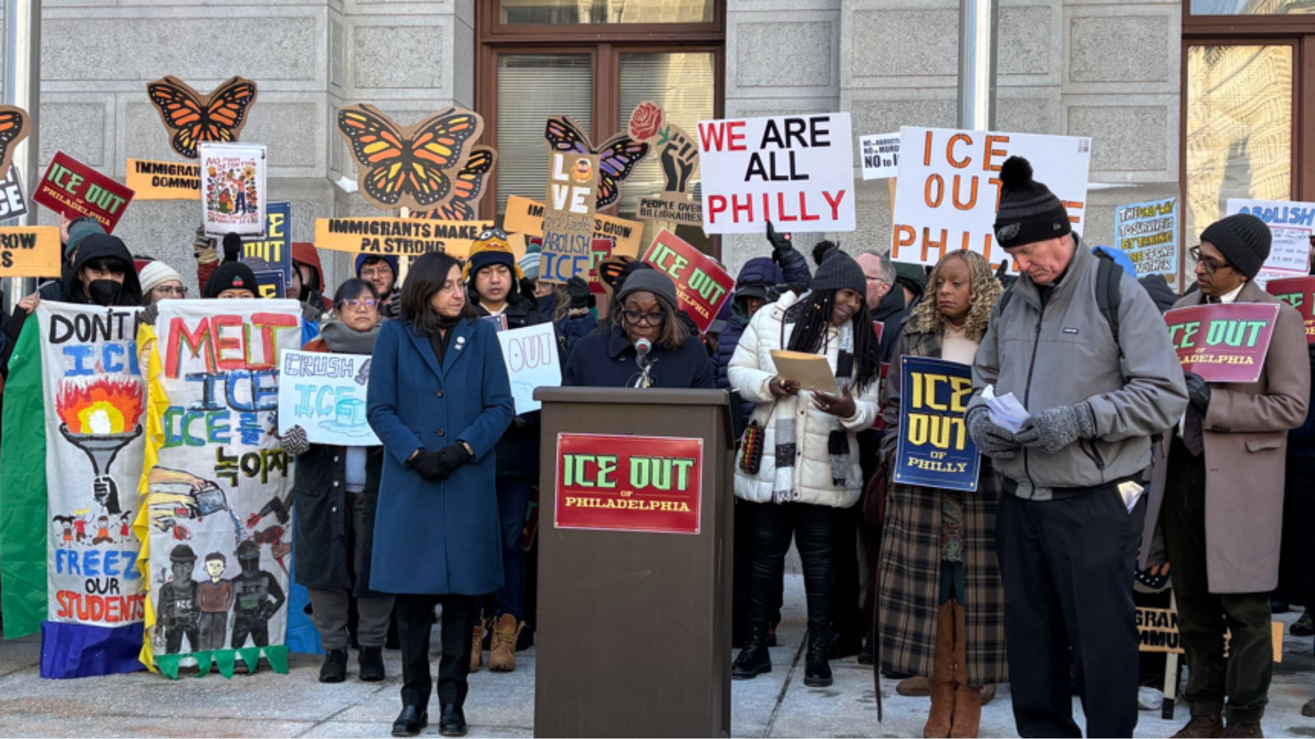费城市议员提出“ICE OUT”立法方案 数百市民严寒中集会支持