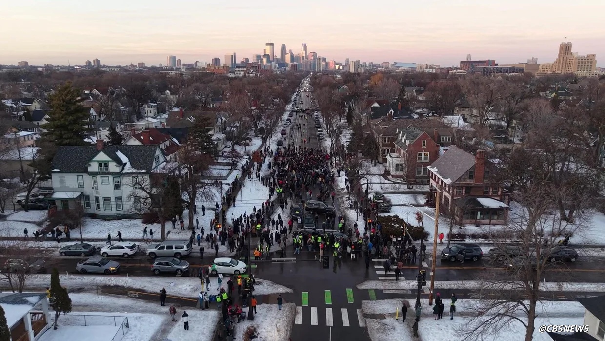 ICE 开枪致37岁女子身亡：多方质疑联邦说法，州长要求彻查