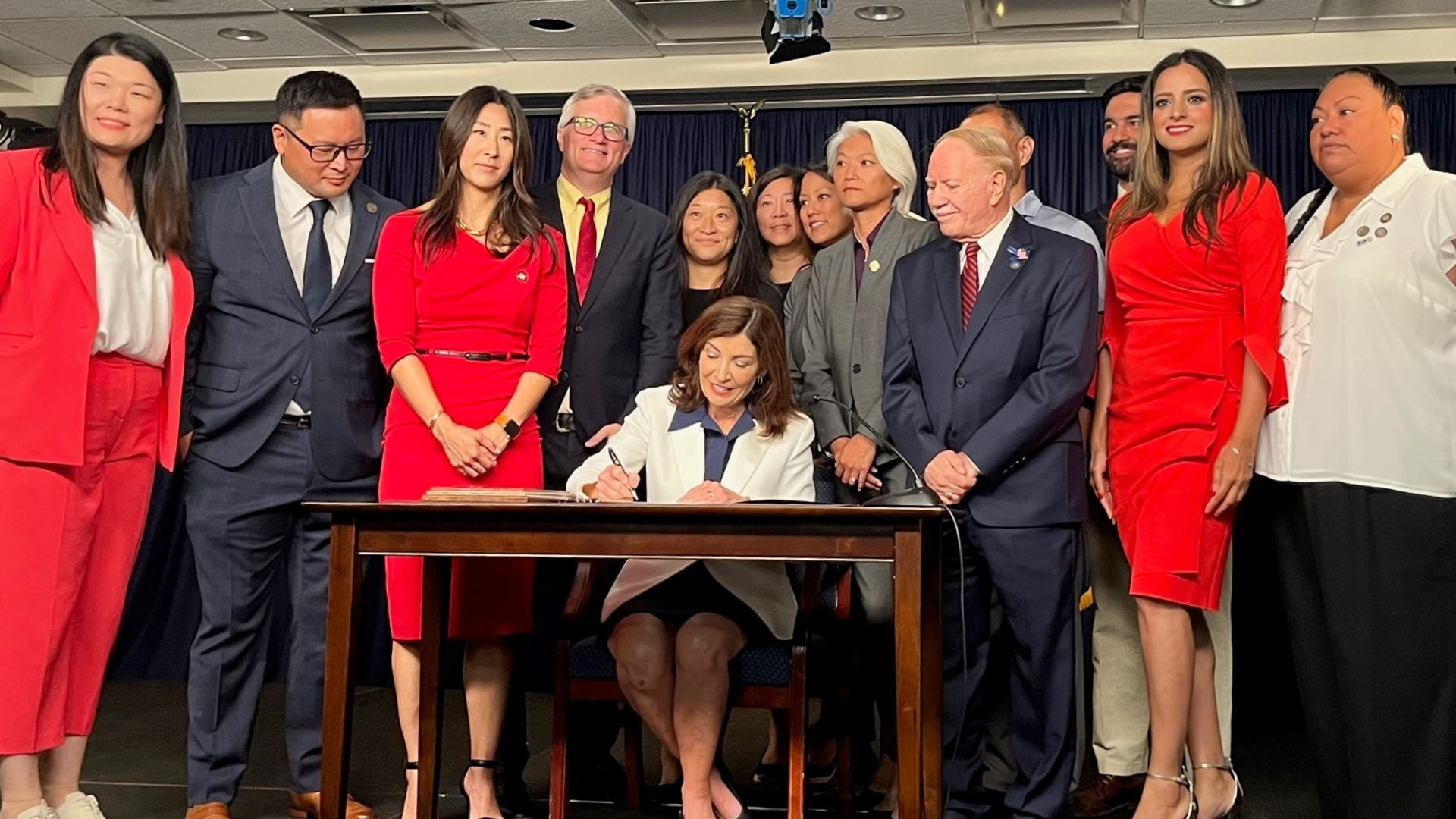 孟昭文牵头两党决议纪念农历新年，决议与联邦假日法案有何区别？